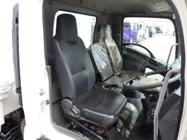 乗車定員は3名です。|いすゞ フォワード TKG-FRR90S1(2WD)の写真6