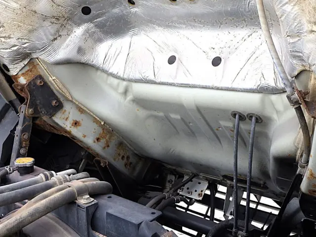キャブ裏側にサビがあります。|いすゞ フォワード TKG-FRR90S1(2WD)の写真26