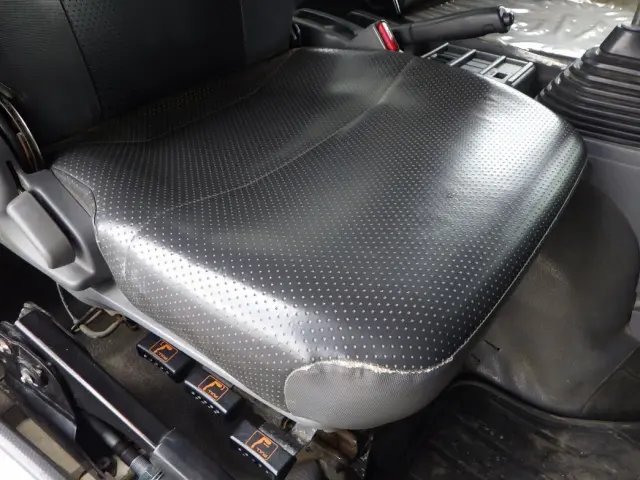 運転席座面にヘタリがあります。|いすゞ フォワード TKG-FRR90S1(2WD)の写真36