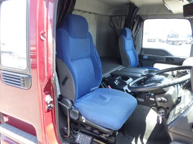 乗車定員は2名です。|いすゞ ギガ QKG-CYJ77A(8x4)の写真6