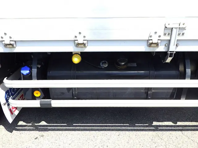 燃料タンクは300Lです。|いすゞ ギガ QKG-CYJ77A(8x4)の写真12