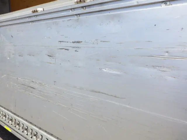 アオリ内側にキズ・ヘコミがあります。|いすゞ ギガ QKG-CYJ77A(8x4)の写真28
