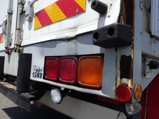 運転席側の扉、化粧板にキズ・サビ・ヘコミがあります。|いすゞ ギガ QKG-CYJ77A(8x4)の写真31