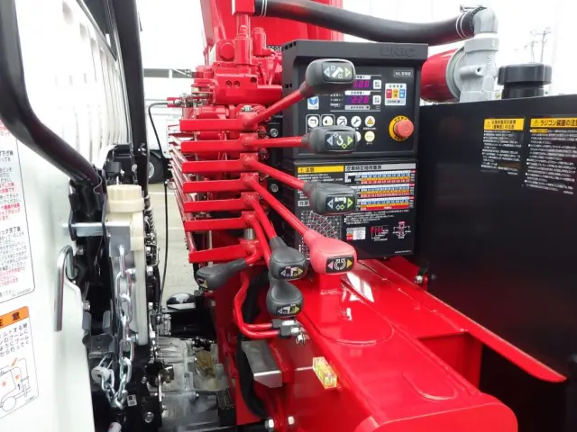 クレーンの操作レバーです。|三菱 ファイター 2KG-FK62F(2WD)の写真13