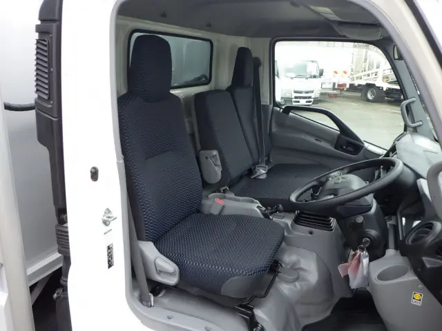 乗車定員は3名です。|日野 デュトロ 2KG-XZU712M(2WD)の写真6