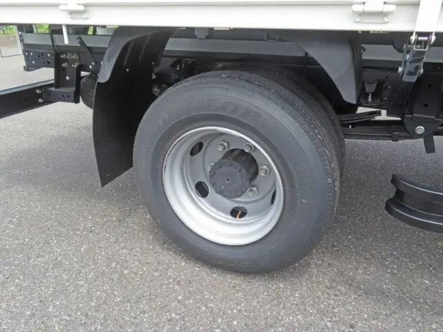 リアフェンダーは樹脂製です。|日野 デュトロ 2KG-XZU712M(2WD)の写真13