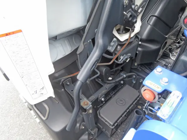 キャブロック周辺に置きサビがあります。|日野 デュトロ 2KG-XZU712M(2WD)の写真17