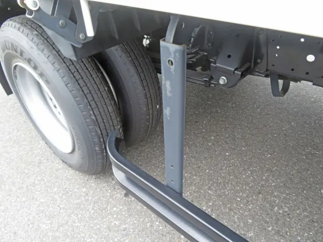 サイドバンパーステーに色あせがあります。(左右)|日野 デュトロ 2KG-XZU712M(2WD)の写真21