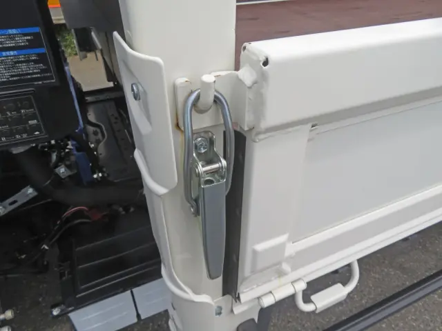 あおり前方に軽い置きサビがあります。|日野 デュトロ 2KG-XZU712M(2WD)の写真22