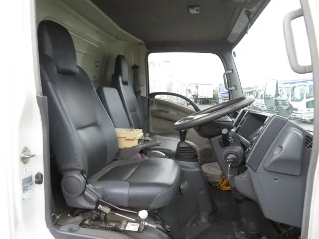 乗車定員は3名です。|いすゞ エルフ PKG-NPR75N(2WD)の写真6