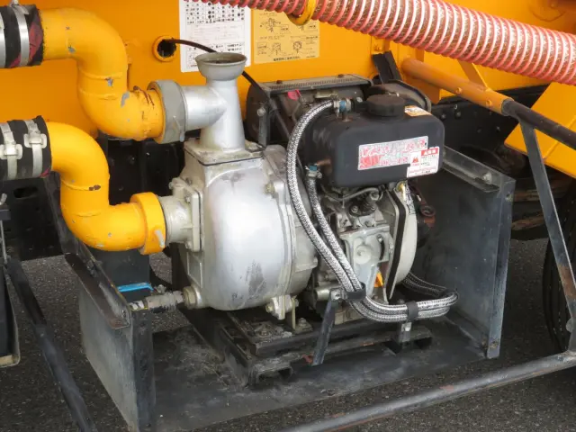ポンプはサブエンジン式です。|いすゞ エルフ PKG-NPR75N(2WD)の写真13