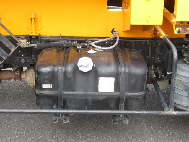 燃料タンクは100Lです。|いすゞ エルフ PKG-NPR75N(2WD)の写真20