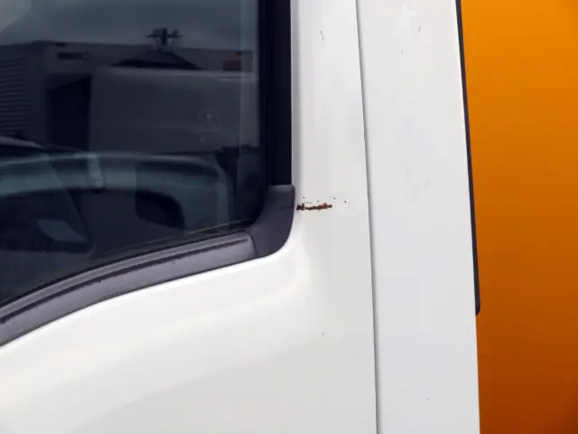 助手席ドア後方にキズ・サビがあります。|いすゞ エルフ PKG-NPR75N(2WD)の写真31