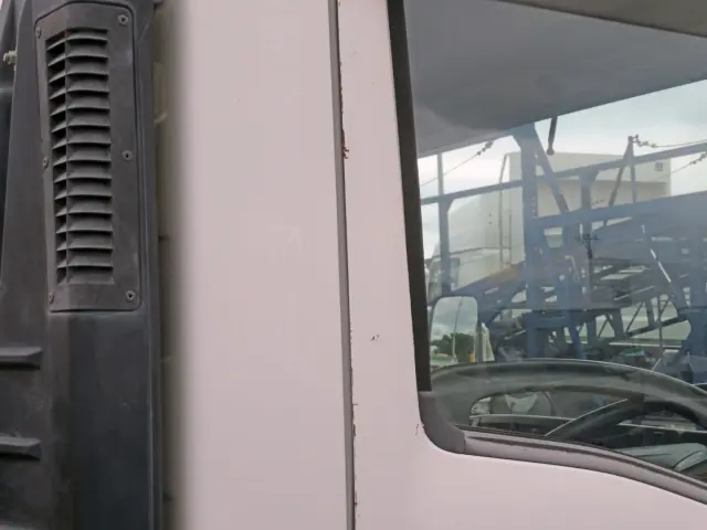 運転席側クォーターパネルに看板日焼け跡があります。|いすゞ エルフ PKG-NPR75N(2WD)の写真39