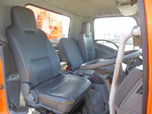 運転席座面・ヘッドレスに破れがあります。(座面にヘタリがあります)※乗車定員は3名です。|いすゞ フォワード TKG-FRR90S2(2WD)の写真6