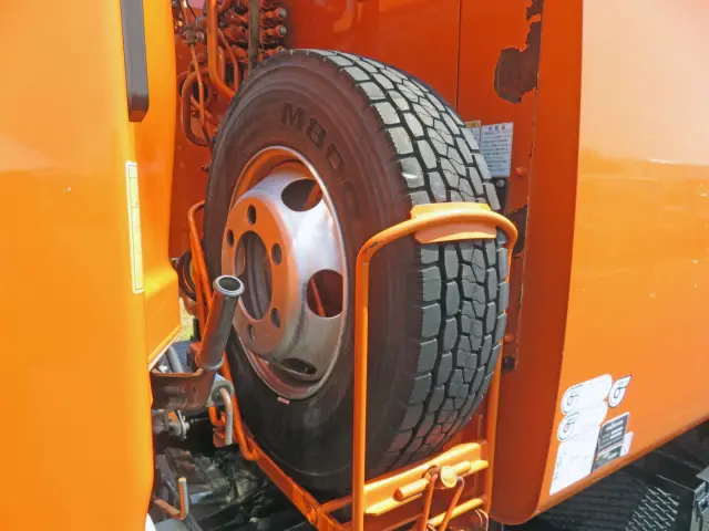 スペアタイヤ付きです。|いすゞ フォワード TKG-FRR90S2(2WD)の写真17