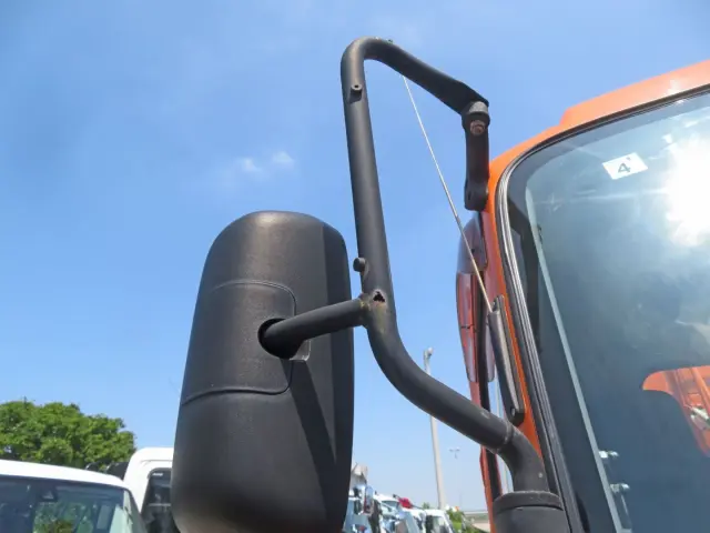 運転席側のミラーステーにサビ・腐食穴があります。(助手席側ミラーステーに軽いサビがあります)|いすゞ フォワード TKG-FRR90S2(2WD)の写真23