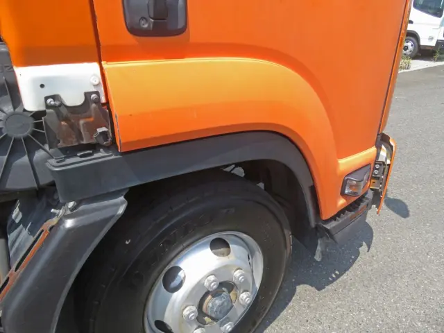 運転席側フロントフェンダー各所に細かいキズがあります。(フェンダー後部が欠損しています)|いすゞ フォワード TKG-FRR90S2(2WD)の写真26