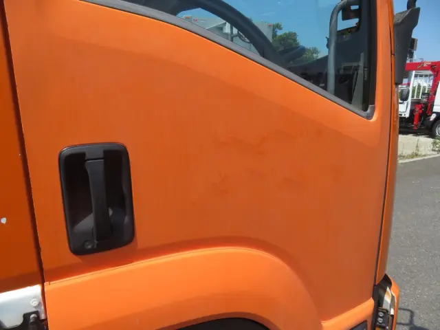 運転席ドアに看板はがし跡があります。(助手席側も同様です)|いすゞ フォワード TKG-FRR90S2(2WD)の写真27