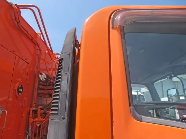 運転席側クォーターパネル上部に看板はがし跡があります。(助手席側も同様です)|いすゞ フォワード TKG-FRR90S2(2WD)の写真28