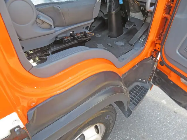 運転席側乗り口に細かいキズがあります。(フロアゴムマットに破れがあります)|いすゞ フォワード TKG-FRR90S2(2WD)の写真29