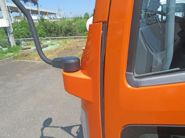 助手席側コーナーパネルに浮きがあります。(爪が折れています)|いすゞ フォワード TKG-FRR90S2(2WD)の写真32