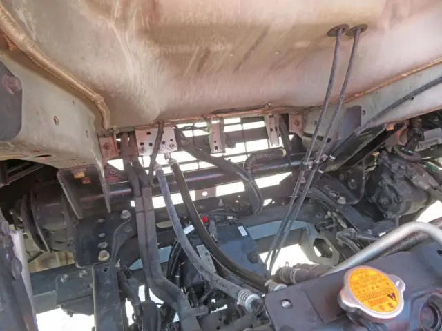 キャブ底面の状態です。|いすゞ フォワード TKG-FRR90S2(2WD)の写真35