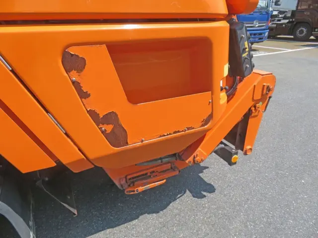 テールゲート側面の外装カバーにサビがあります。(運転席側にも細かいキズ・サビがあります)|いすゞ フォワード TKG-FRR90S2(2WD)の写真41