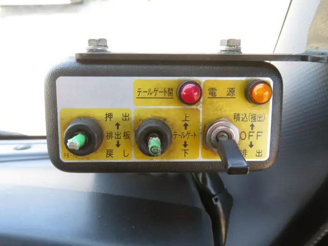 上物の操作スイッチです。|いすゞ フォワード TKG-FRR90S2(2WD)の写真49