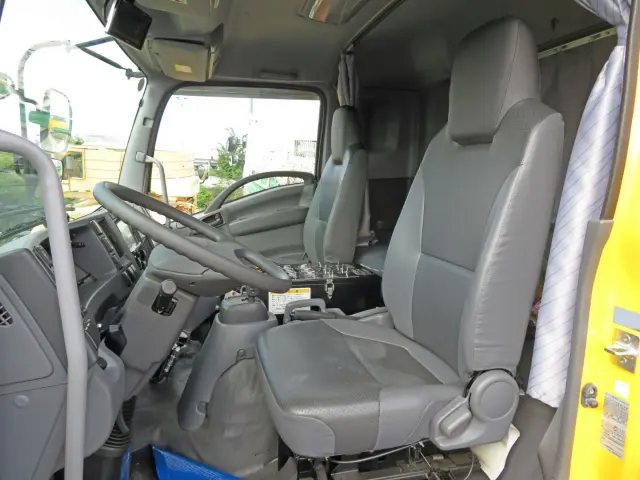 左ハンドル車です。|いすゞ フォワード 2PG-FRR90T2改(2WD)の写真6