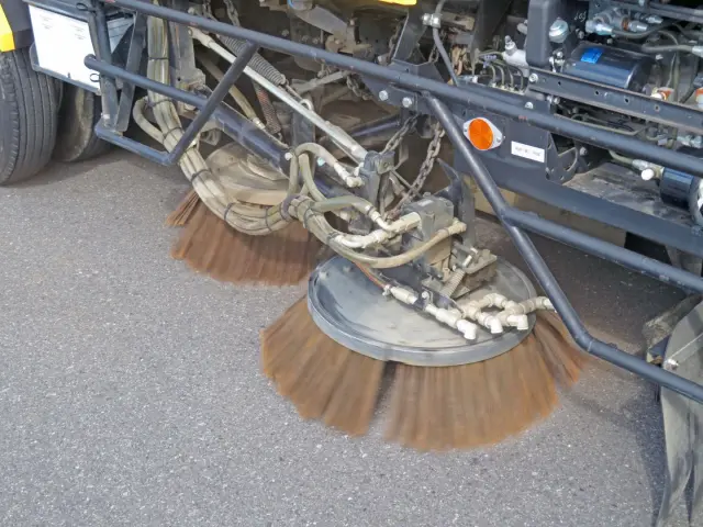 運転席側ブラシ作動時の状態です。|いすゞ フォワード 2PG-FRR90T2改(2WD)の写真19