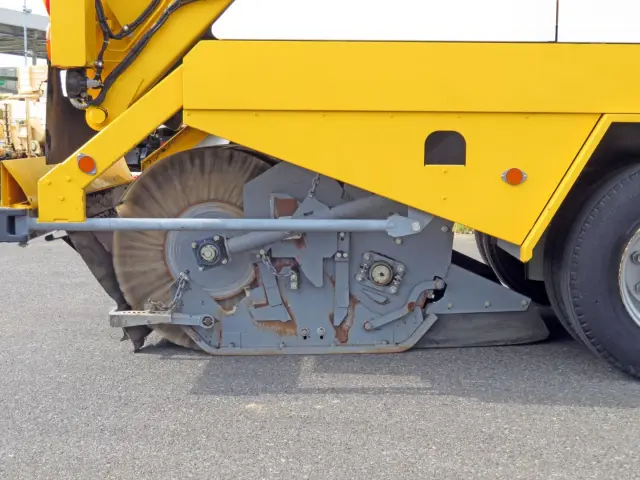 主ブラシ作動時の状態です。|いすゞ フォワード 2PG-FRR90T2改(2WD)の写真23