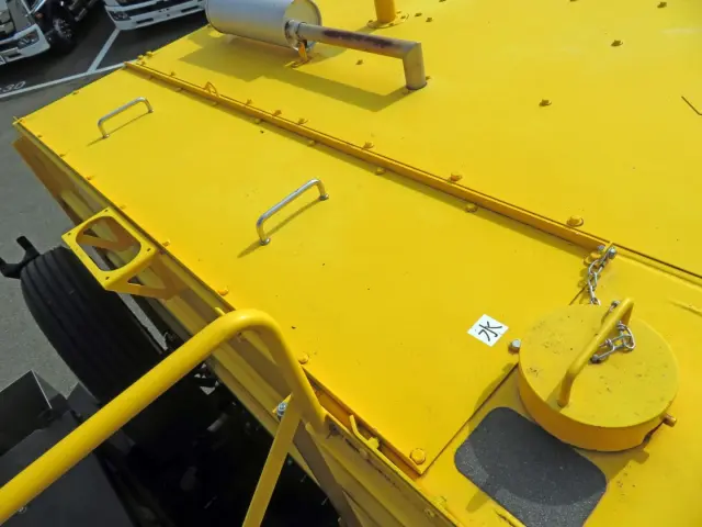 ボディー上面前側に水タンクが付いています。|いすゞ フォワード 2PG-FRR90T2改(2WD)の写真25