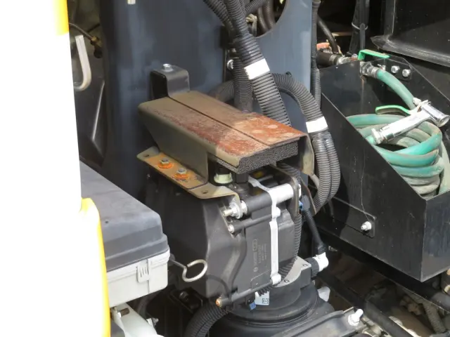 キャブ後方のユニット用ステーにサビがあります。|いすゞ フォワード 2PG-FRR90T2改(2WD)の写真41