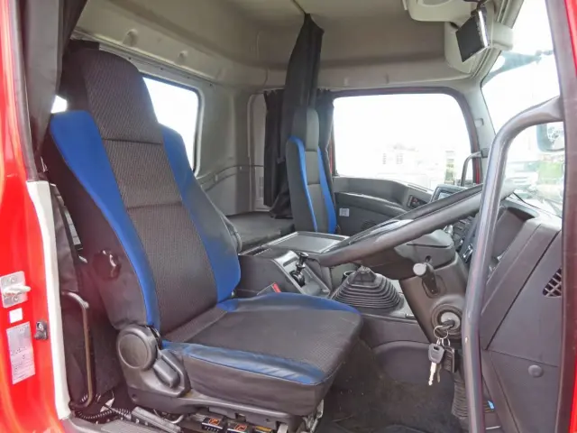 運転席座面にヘタリがあります。(ハイルーフキャビンです)|いすゞ ギガ QKG-EXD52BD(2WD)の写真6