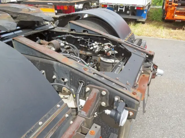 カプラガイドにサビ・軽いヘコミがあります。|いすゞ ギガ QKG-EXD52BD(2WD)の写真7