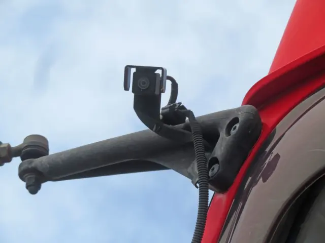 助手席側ミラーステーにカメラが付いています。|いすゞ ギガ QKG-EXD52BD(2WD)の写真13