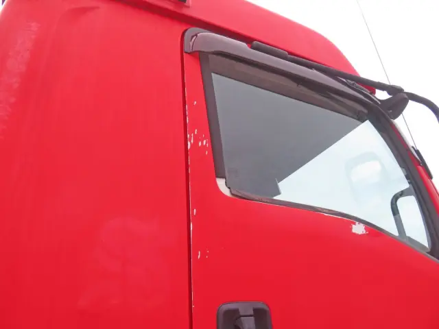 運転席側ドアにキズがあります。(ガラス廻りのゴムに変色・破れ・欠品箇所があります)|いすゞ ギガ QKG-EXD52BD(2WD)の写真23