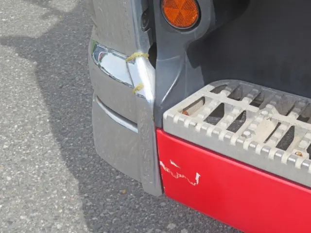 助手席側ステップ下部にキズがあります。(フロントバンパーに補修箇所があります)|いすゞ ギガ QKG-EXD52BD(2WD)の写真27