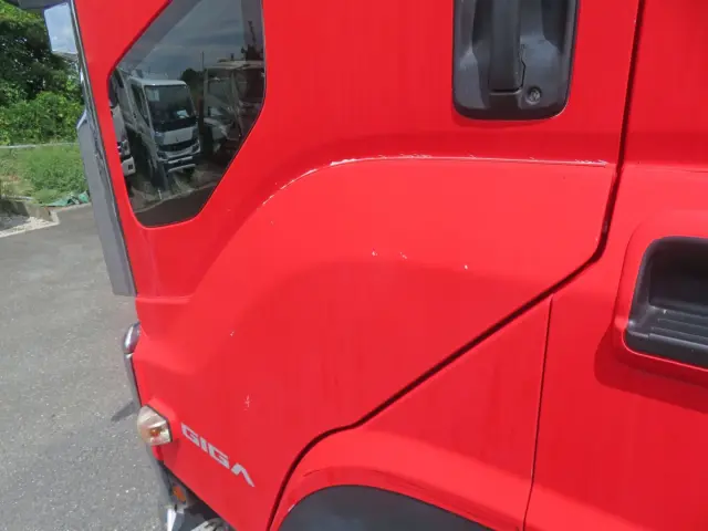 助手席側ドアに細かいキズがあります。|いすゞ ギガ QKG-EXD52BD(2WD)の写真29