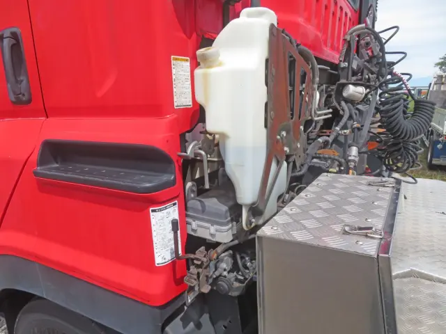 キャブチルトのレバー周りにサビがあります。|いすゞ ギガ QKG-EXD52BD(2WD)の写真32