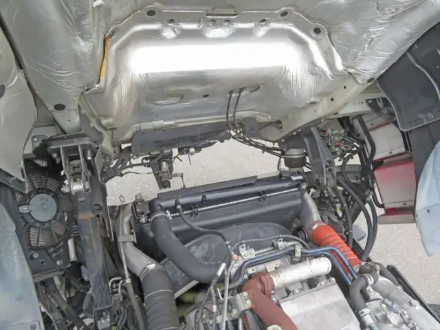 キャブ下周りに軽いサビがあります。|いすゞ ギガ QKG-EXD52BD(2WD)の写真33