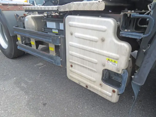 マフラーカバー・サイドバンパーに軽いサビがあります。|いすゞ ギガ QKG-EXD52BD(2WD)の写真34