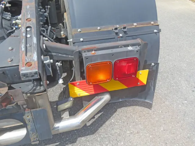 運転席側テールランプステーに軽いサビがあります。|いすゞ ギガ QKG-EXD52BD(2WD)の写真37