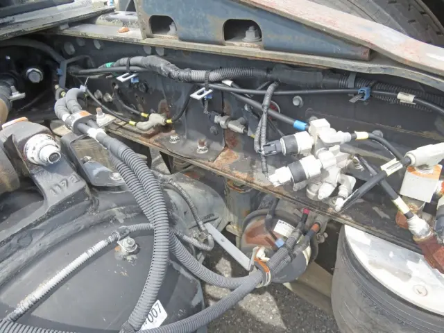 シャーシ内側にサビがあります。|いすゞ ギガ QKG-EXD52BD(2WD)の写真40