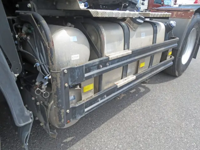 助手席側サイドバンパーステーにキズ・サビがあります。|いすゞ ギガ QKG-EXD52BD(2WD)の写真41