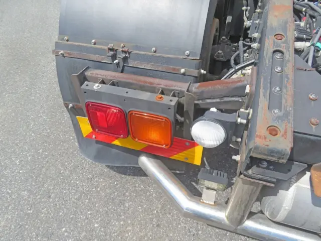 助手席側テールランプステーにサビがあります。|いすゞ ギガ QKG-EXD52BD(2WD)の写真44