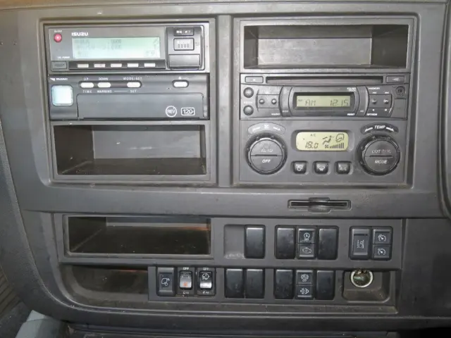 パネル周りの状態です。|いすゞ ギガ QKG-EXD52BD(2WD)の写真49