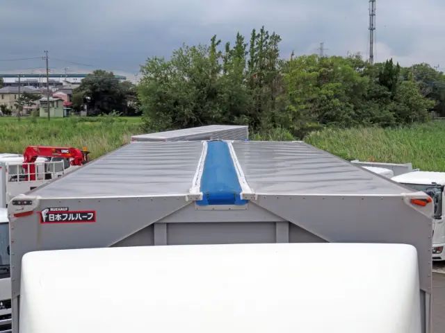 センターシートが破れています。(左右の車高灯が破損しています)|三菱 ファイター 2KG-FK65FZ(2WD)の写真31