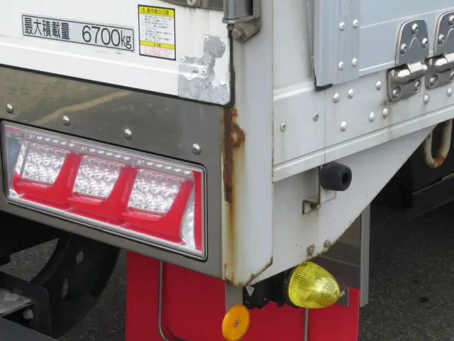 リアレール運転席側の端にサビがあります。(助手席側も同様です)|三菱 ファイター 2KG-FK65FZ(2WD)の写真50